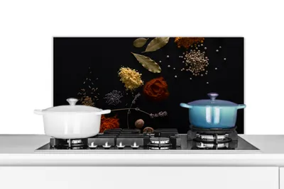 Obrázek produktu pro KitchenYeah® Kitchen splashback - kuchyňský splashback - ochrana stěny sporáku a dřezu - bylinky - černá - koření - kuchyně - vaření 80x40 - hliníkový dibond (alternativa ke skleněnému splashbacku) - žáruvzdorný