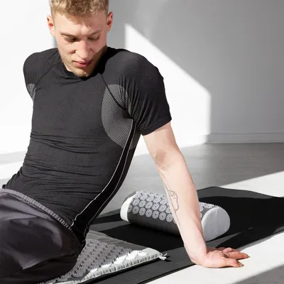 Produktbild von Navaris 2in1 Akupressur Massage Set - Akupressurmatte und Kissen mit Tasche - Akupressur Matte und Kopfkissen - Nadelmatte Grau