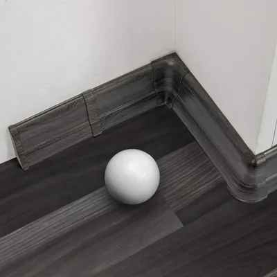 Produktbild von DQ-PP Sockelleiste 62mm PVC 200cm + 5 x Dübel | Kabelkanal | Fußleisten | Farbe: See-Eiche