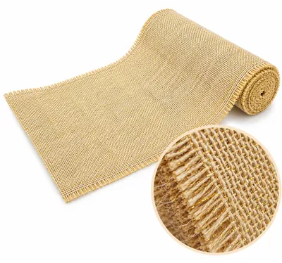 Naturfarbener Jute-Tischläufer mit goldenen Glitzerfasern und vergrößerter Detailansicht der groben Webstruktur.