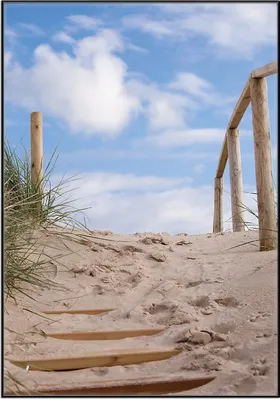 Produktbild von Wallario Wandbild Auf der Holztreppe zum Strand, Größe: 70,30 x 100,30 cm, Poster mit schwarzem Aluminiumrahmen
