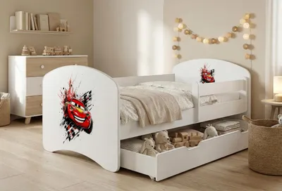 Obrázek produktu pro Dětská postýlka Happy Babies s bočními zábranami pro chlapce, 140 x 70 cm, do dětského pokoje, se zásuvkou, matrace, jednolůžko pro děti, bílá, auto | auta | Cars