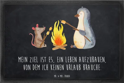 Produktbild von Mr. & Mrs. Panda Fussmatte Pinguin Lagerfeuer 60 x 90 cm - Kreidetafel - Geschenk, Job, Schuhabstreifer, Grillen, Bodenvorleger, Arbeit, Büro, fußmatte, Schmutzfangmatte