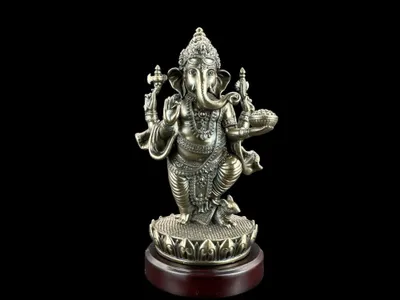 Produktbild von Ganesha auf einem Sockel – Dekofigur in Bronzeoptik, handbemalt, 6.5 cm × 6.5 cm × 14.5 cm, Modell WU77894A12