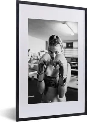 Produktbild von MuchoWow® Gerahmtes Poster Boxen - Frauen - Sport 40x60 cm - Poster mit Schwarzem Bilderrahmen Wandposter Rahmen Foto Bilder - Poster in Rahmen