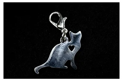 Produktbild von Edelstahl Charm einer sitzenden Katze mit Herz für Katzenliebhaber - Handmade Modeschmuck I Kettenanhänger versilbert - Bettelanhänger für Armband