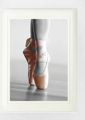Obrázek produktu pro Baletní obraz v rámu s elegantním paspartou | Umělecká díla na zeď | V rámu - pointe shoes, Relevé, barevný akcent (40 x 30 cm)