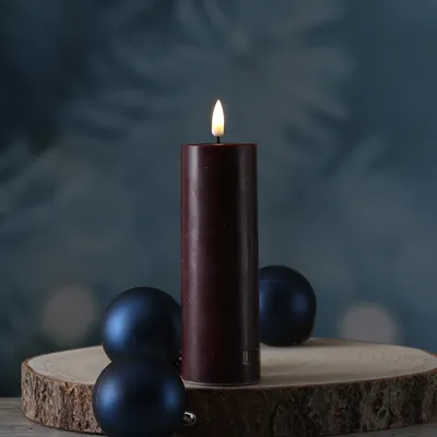Produktbild von LED Stumpenkerze MIA - Echtwachs - realistische 3D Flamme - H: 15cm - D: 5cm - weinrot
