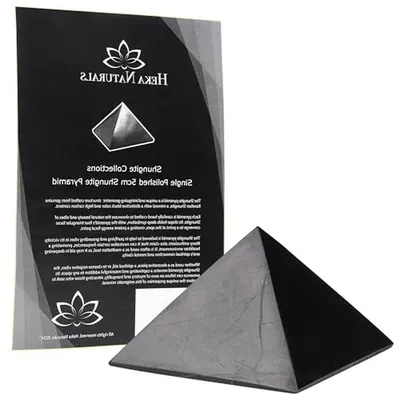 Productafbeelding van Gepolijste Shungite Piramide - Anti-straling steen - Emf bescherming huis - Authentiek uit Karelië - 5 cm basis - Zwart