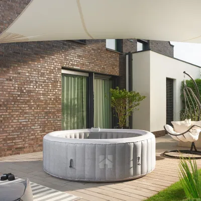 Zdjęcie produktu dla HOME DELUXE - Zewnętrzna wanna z hydromasażem - SPLASH - kolor: betonowy - ⌀ 208 cm, wysokość 65 cm, 130 dysz powietrznych - w zestawie pokrowiec, zestaw naprawczy, zestaw filtrów I Zewnętrzna wanna z hydromasażem dla 6 osób