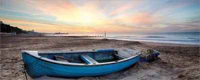 Produktbild von Wallario Poster - Fischerboot am Strand bei Sonnenuntergang, Kunstdruck Größe: 50 x 125 cm