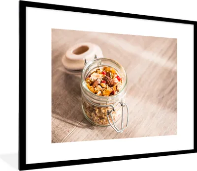 Produktbild von MuchoWow® MuchoWow® Gerahmtes Poster Müsli mit getrockneten Nüssen in einem Weckglas 80x60 cm - Poster mit zchwarzem Bilderrahmen - Schlafzimmer-Dekorationen - Fotoposter
