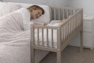 Produktbild von Baby Happy Bliss CHARLIE Beistellbett 80x40 cm – massives Buchenholz – inkl. Matratze und Befestigungsgurt – Taupe
