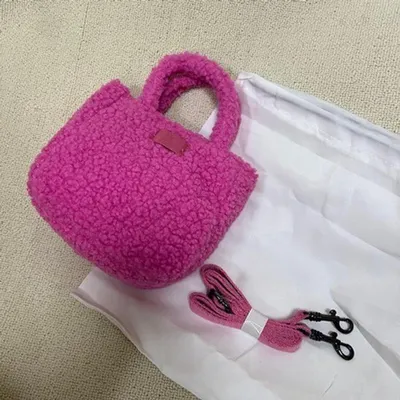 Immagine prodotto di Borsa da donna nera, realizzata in cotone milk, con fodera in cashmere – elegante borsa invernale