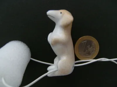 Produktbild von Porzellan Tropfenfänger Dackel, handbemalt für Kaffee- oder Teekannen, Figur Hund