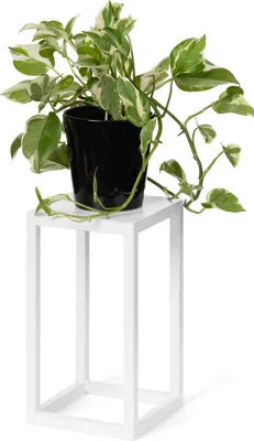 Produktbild von LAMO Manufaktur Blumenständer Weiß aus Metall 28 cm | Pflanzensäule für Innenräume - Wohnzimmer, Schlafzimmer | Blumenständer modern zur Hochzeit, Sockel für Skulpturen und Deko, kleiner Blumenhocker