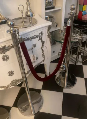 Produktbild von Casa Padrino Luxus VIP Absperrung Silber / Bordeauxrot Ø 32 x H. 106 cm - Absperrungsständer mit Seil - Hotel Accessoires - Restaurant Accessoires - Luxus Kollektion