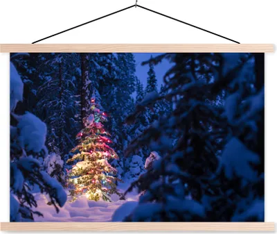 Produktbild von MuchoWow® Textilposter Ein Weihnachtsbaum im verschneiten Wald 120x80 cm mit holzfarbenen Rahmen - Aufhängeset