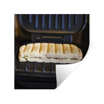 Produktbild von MuchoWow® Wandtattoo Wandsticker Wandaufkleber Toast auf einem schwarzen Sandwicheisen 80x80 cm Selbstklebend und Repositionierbar - Wierderverwendbar - Selbstklebend