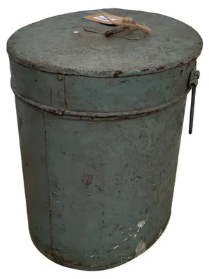Imagen del producto de Bidón metálico con acabado gris artesanal, de 1 litro, ideal para camping y jardinería