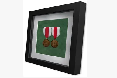 Zdjęcie produktu dla Ramka 3D do medali i zdjęcia czarna 20 × 20 cm (okienko 14 × 14 cm) – welurowe zielone i białe passe-partout, szkło 2 mm, MDF