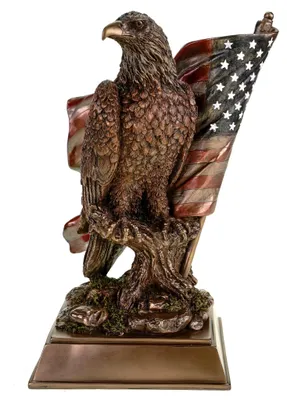Adler-Figur mit US-Flagge, Polyharz, bronziert, 27 cm