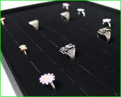 Produktbild von Vorlagebrett Schmuckkasten Schmucklade Schmuckdisplay Schaukasten mit 100 Schlitze für breite Ringe schwarz