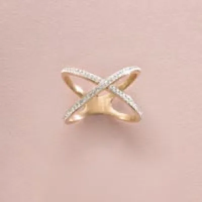 Image de Bague Victoria en or rose avec pierres blanches