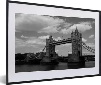 Produktbild von MuchoWow® MuchoWow® Gerahmtes Poster Schwarz-Weiß-Bild der ikonischen Tower Bridge in London 60x40 cm - Poster mit zchwarzem Bilderrahmen - Schlafzimmer - Plakat in Rahmen - Drucken