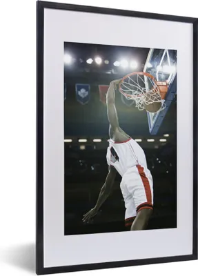 Produktbild von MuchoWow® Gerahmtes Poster Ein Basketballspieler wirft den Ball in den Korb 40x60 cm - Poster mit Schwarzem Bilderrahmen Wandposter Rahmen Foto Bilder - Poster in Rahmen