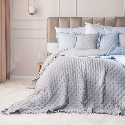 Produktbild von WERONA Tagesdecke 170x210cm Grau mit Rüschen - Dezente Eleganz im kleineren Schlafzimmer