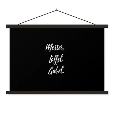 Produktbild von MuchoWow® Textilposter Zitate - Kochen - Sprichwörter - Messer. Löffel. Gabel - Besteck 90x60 cm mit schwarzem Rahmen - Aufhängungssatz