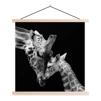 Produktbild von MuchoWow® Textilposter Giraffe - Wildtiere - Porträt - Schwarz-Weiß 120x120 cm mit holzfarbenen Rahmen - Textil-Poster