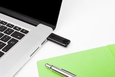 Produktbild von Verbatim Store n Go 256GB Pinstripe USB 3.0 black