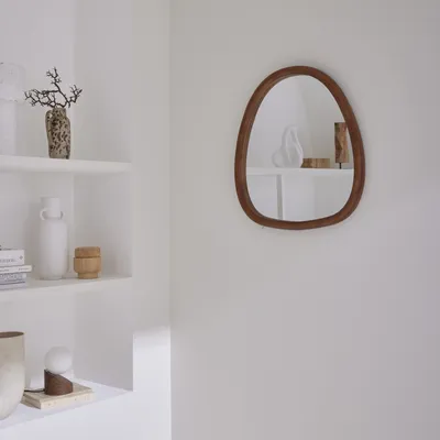 Produktbild von sweeek - Organischer Spiegel aus Tannenholz 55cm - Nussbaumfarben