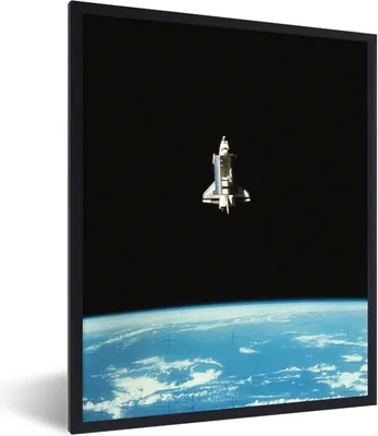 Produktbild von MuchoWow® Gerahmtes Poster Eine Satellitenansicht einer Raumfähre 60x80 cm - Poster mit Schwarzem Bilderrahmen Wandposter Rahmen Foto Bilder - Premium - Wanddeko Wohnzimmer