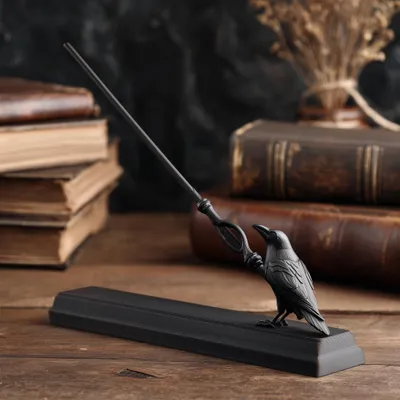 Produktbild von Decords Fantasy-Zauberstab mit Rabenmotiv und Ständer – Größe: 31 cm