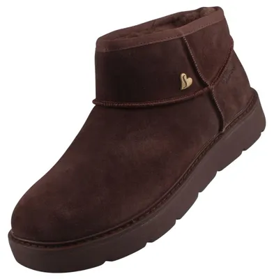 Auf dem Bild ist ein brauner Stiefel aus Leder zu sehen der auf einer weißen Fläche steht. Der Blickwinkel zeigt den Stiefel von der linken Seite.
