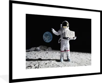 Produktbild von MuchoWow® Gerahmtes Poster Astronaut - Erde - Mond 90x60 cm - Poster mit Schwarzem Bilderrahmen Wandposter Rahmen Foto Bilder - Wanddekoration - Fotos