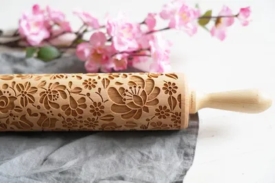 Produktbild von MoodForWood Nudelholz aus Holz, graviert, 43 cm, mit Griffen, perfekt zum Backen - Ungarisches Volksmuster