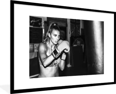 Produktbild von MuchoWow® Gerahmtes Poster Boxen - Frau - Boxball 90x60 cm - Poster mit Schwarzem Bilderrahmen Wandposter Rahmen Foto Bilder - Wanddekoration - Fotos