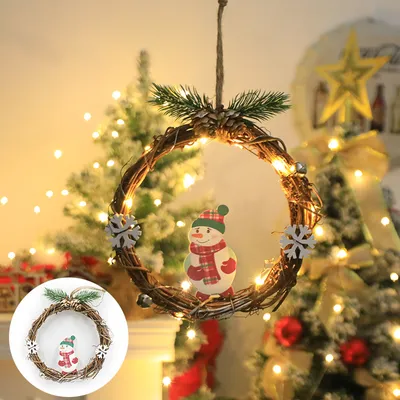 Imagen del producto de 4 coronas navideñas: Decoración festiva para ventanas y puertas, con adornos de árbol de Navidad y guirnalda de luces