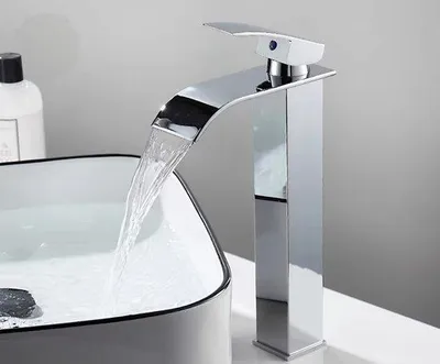 Immagine prodotto di Grande rubinetto per vasca da bagno, color argento, zincato, di 6 cm di altezza, adatto sia per acqua calda che fredda, realizzato in acciaio con fusione a stampo, dotato di giunto sferico in nylon, con un design moderno.