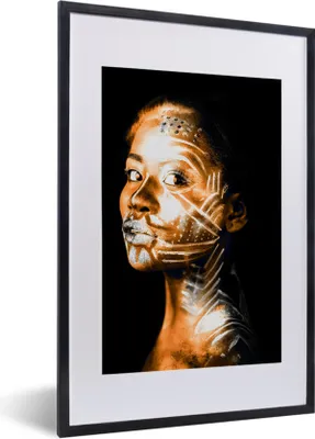 Produktbild von MuchoWow® MuchoWow® Gerahmtes Poster Frau - Lehm - Muster 40x60 cm - Poster mit zchwarzem Bilderrahmen - Poster in Rahmen