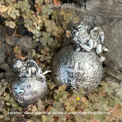 Produktbild von eberin · Grab Trauerengel liegend auf Kugel In stillem Gedenken · Friedhof Trauerdekoration Engel · Motiv: Kreuz mit Rose · Grabschmuck zum Stellen ·