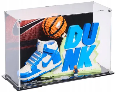 Productafbeelding van Zwarte vitrine met bedrukte achterwand voor LEGO® 43008 – Nike Dunk x LEGO® set