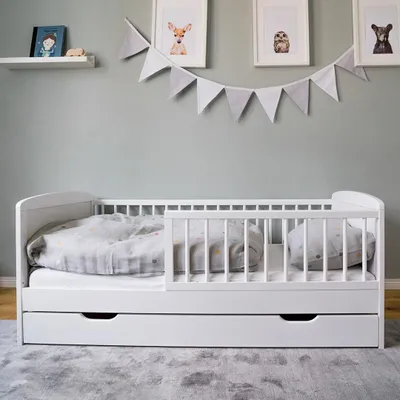 Produktbild von Kinderbett 70x140 cm mit Lattenrost, Schublade und Raufallschutz Vollholz in weiß - 140 x 70 cm perfekte Größe nach Gitterbett Babybett
