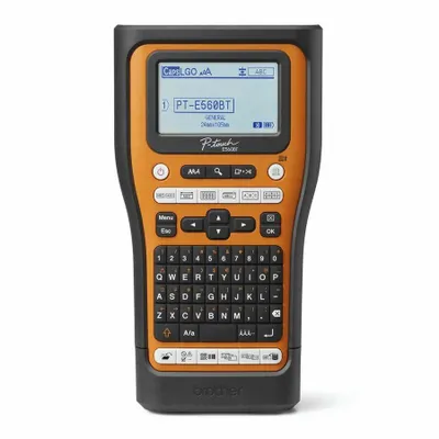Produktbild von Brother P-Touch PT-E560BTSP - Beschriftungsgerät - s/w - Thermotransfer - Rolle (2,4 cm) - 180 dpi - bis zu 30 mm/Sek. - USB 3.0, Bluetooth 5.0 - Cutter - Spiegelschrift, Voll- & Halbschneidfunktion, Druckvorschau - Schwarz und Orange