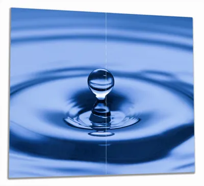 Produktbild von Wallario Herdabdeckplatte aus Glas, Größe 60 x 52 cm 2-teilig, Motiv Wassertropfen im blauen Wasser