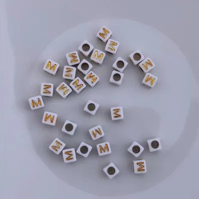Image de Perles pour lettres, 30 pièces, 6x6 mm, blanches avec or, carrées, lettre M